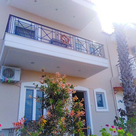 Studio Στην Πολη Των Τρελων Νερων Villa Chalkida Bagian luar foto