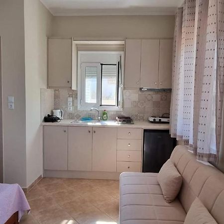 Studio Στην Πολη Των Τρελων Νερων Villa Chalkida Bagian luar foto