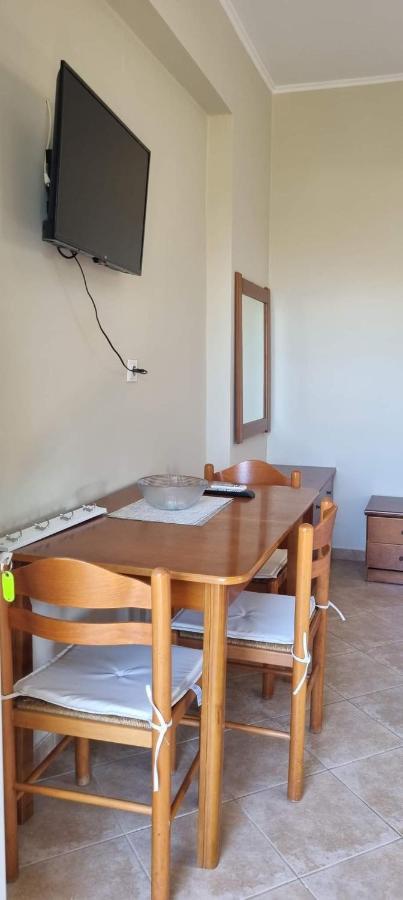 Studio Στην Πολη Των Τρελων Νερων Villa Chalkida Bagian luar foto