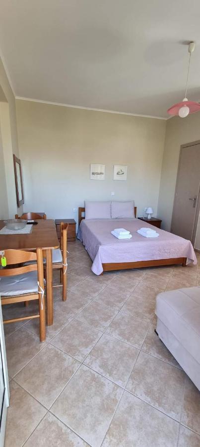 Studio Στην Πολη Των Τρελων Νερων Villa Chalkida Bagian luar foto